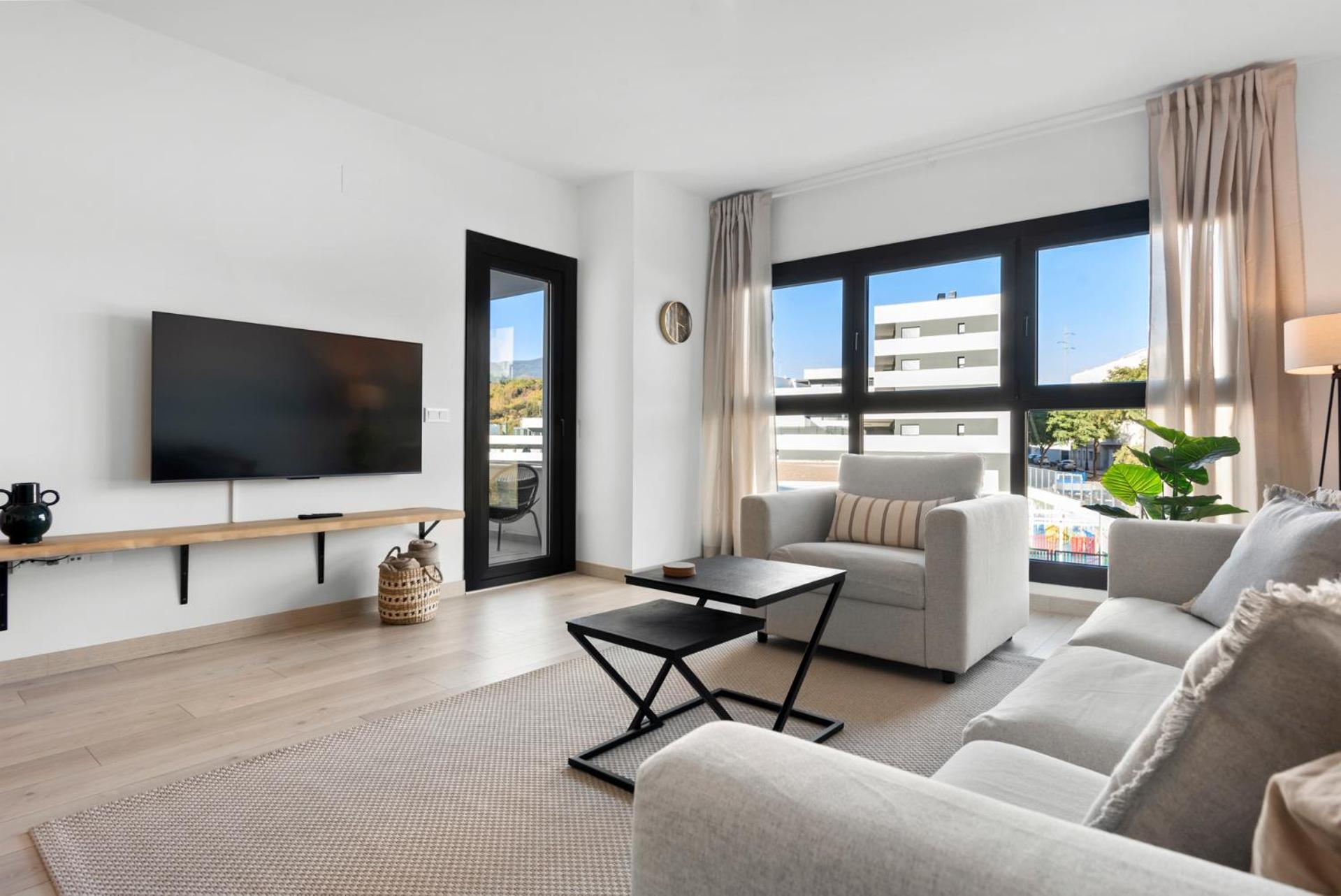 Beautiful 2-Bedroom Apartment Near Center And Beach エステポナ エクステリア 写真