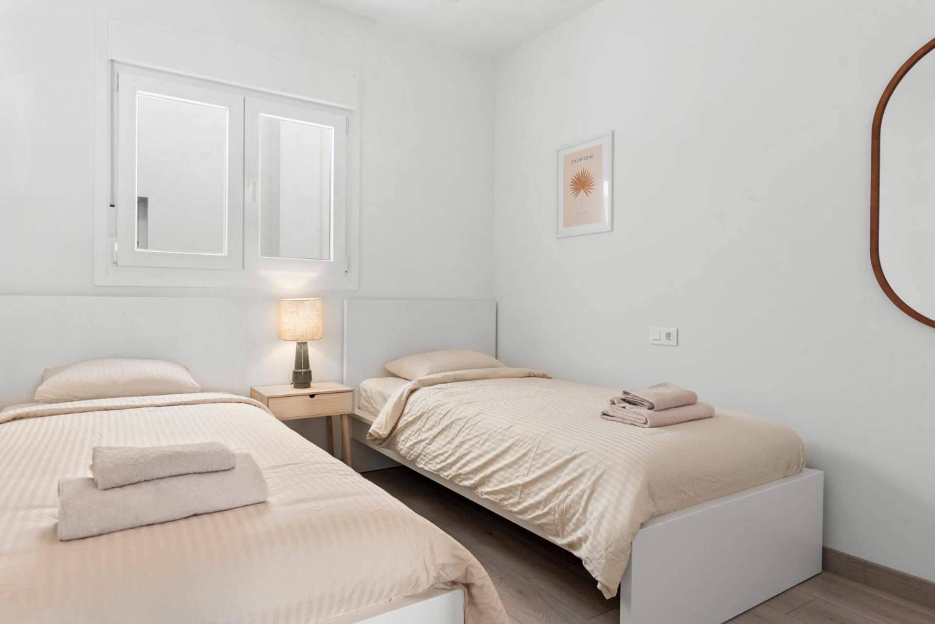 Beautiful 2-Bedroom Apartment Near Center And Beach エステポナ エクステリア 写真