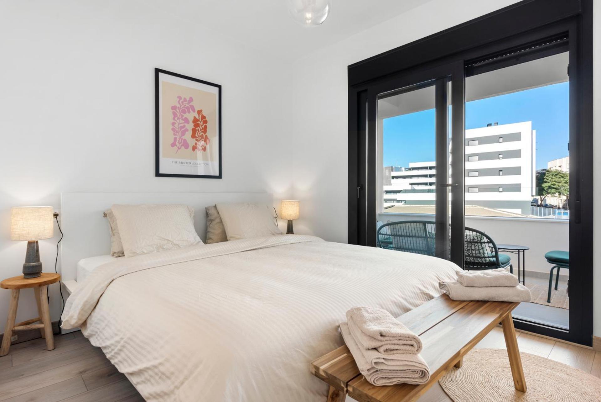 Beautiful 2-Bedroom Apartment Near Center And Beach エステポナ エクステリア 写真