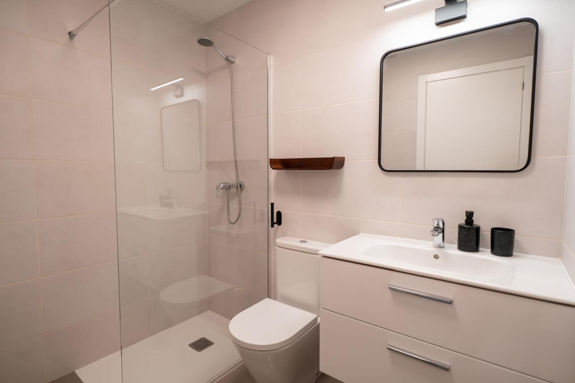 Beautiful 2-Bedroom Apartment Near Center And Beach エステポナ エクステリア 写真